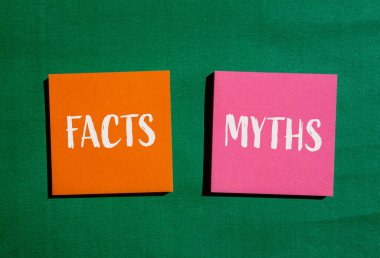 Renkli kağıt çıkartmalarında yeşil arka planda yazılmış gerçekler ve efsaneler. Kavramsal mitler ve gerçekler sembolü. Boşluğu kopyala.