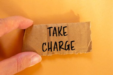 Turuncu arka planda yırtık kart kağıdına yazılmış kelimeleri ele alalım. Kavramsal sorumluluk sembolü. Boşluğu kopyala.