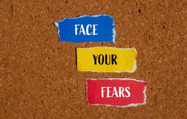 Korkunla yüzleş. Kahverengi arkaplanlı yırtık kağıt parçalarına yazılmış sözlerinle. Kavramsal yüz, korkularının sembolü. Boşluğu kopyala.