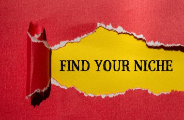 Sarı arkaplanlı kırmızı kağıda yazılmış uygun kelimeleri bul. Kavramsal iş, kendine uygun bir konsept bul. Boşluğu kopyala.