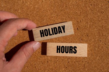 Tahta bloklara yazılmış kahverengi arkaplanlı tatil saatleri. Kavramsal tatil saatleri sembolü. Boşluğu kopyala.