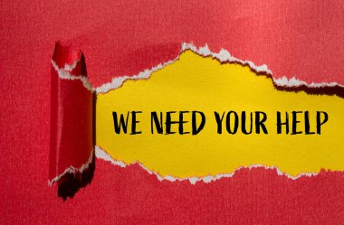 Sarı arkaplanlı kırmızı kağıda yazılı yardım kelimelerine ihtiyacımız var. Kavramsal olarak yardım konseptine ihtiyacımız var. Boşluğu kopyala.