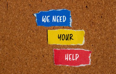 Kahverengi arkaplanlı yırtık kağıt parçalarına yazdığın kelimelere ihtiyacımız var. Kavramsal olarak yardım sembolüne ihtiyacımız var. Boşluğu kopyala.