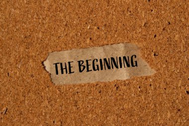 Kahverengi arkaplanlı yırtık kağıt parçasına yazılmış başlangıç sözcükleri. Başlangıç sembolü kavramsal. Boşluğu kopyala.