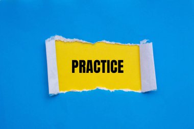 Sarı arka planda yırtık mavi kağıda yazılmış pratik kelimesi. Kavramsal uygulama sembolü. Boşluğu kopyala.