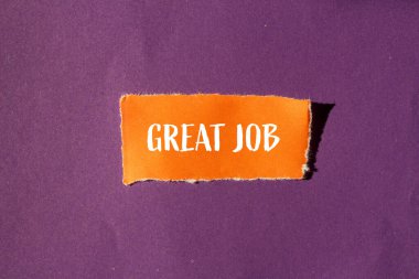 Mor arkaplanlı yırtık turuncu kağıda harika bir yazı. Kavramsal olarak harika bir iş sembolü. Boşluğu kopyala.