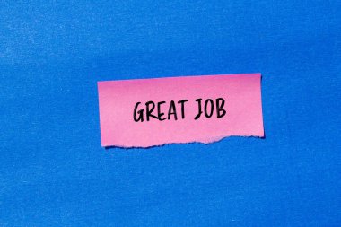 Mavi arkaplanlı pembe kağıda harika bir iş yazmışsın. Kavramsal olarak harika bir iş sembolü. Boşluğu kopyala.