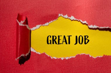 Sarı arkaplanlı kırmızı kağıda yazılmış harika iş kelimeleri. Kavramsal olarak harika işler kavramı. Boşluğu kopyala.