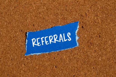 Kahverengi arkaplanlı mavi kağıt parçasına yazılmış bir kelime. Kavramsal referans sembolü. Boşluğu kopyala.