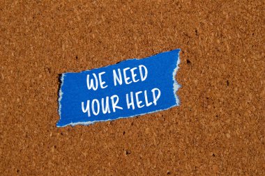 Kahverengi arkaplanlı mavi kağıt parçasına yazdığın yardım sözlerine ihtiyacımız var. Kavramsal olarak yardım sembolüne ihtiyacımız var. Boşluğu kopyala.