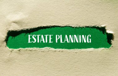 Yeşil arka planlı yırtık kağıda yazılmış emlak planlama kelimeleri. Kavramsal gayrimenkul planlama sembolü. Boşluğu kopyala.
