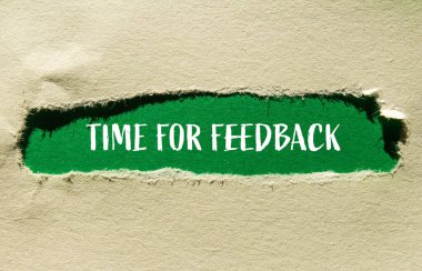 Yırtık kağıda yeşil arkaplan ile yazılmış geri bildirim sözcükleri zamanı. Geri bildirim sembolü için kavramsal zaman. Boşluğu kopyala.