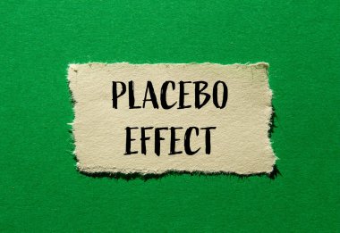 Yırtık kağıda yeşil arkaplan ile yazılmış plasebo efektleri. Kavramsal plasebo etkisi sembolü. Boşluğu kopyala.