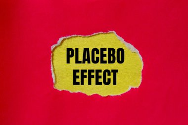 Plasebo etkisi kelimeleri sarı arkaplanlı kırmızı kağıda yazılmış. Kavramsal plasebo etkisi sembolü. Boşluğu kopyala.