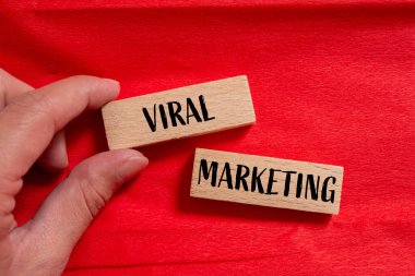 Kırmızı arka planlı tahta bloklara yazılmış viral pazarlama kelimeleri. Kavramsal viral pazarlama sembolü. Boşluğu kopyala.