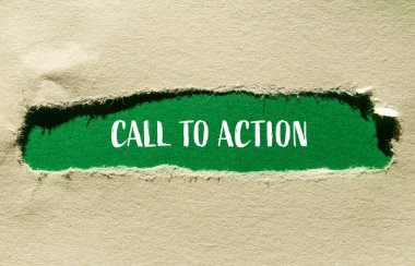 Yırtık kağıda yeşil arkaplan ile yazılmış eylem sözcüklerine çağrı. Eylem sembolüne kavramsal çağrı. Boşluğu kopyala.