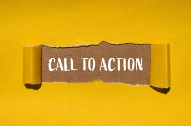 Kahverengi arkaplanlı sarı kağıda yazılmış eylem sözcüklerine çağrı. Hareket CTA sembolüne kavramsal çağrı. Boşluğu kopyala.