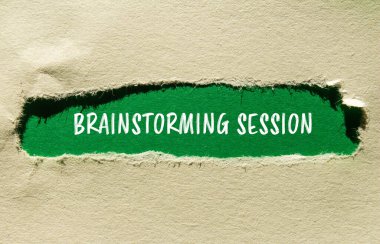 Yırtılmış kağıda yeşil arkaplan ile yazılmış beyin fırtınası oturumu sözcükleri. Kavramsal beyin fırtınası oturum sembolü. Boşluğu kopyala.