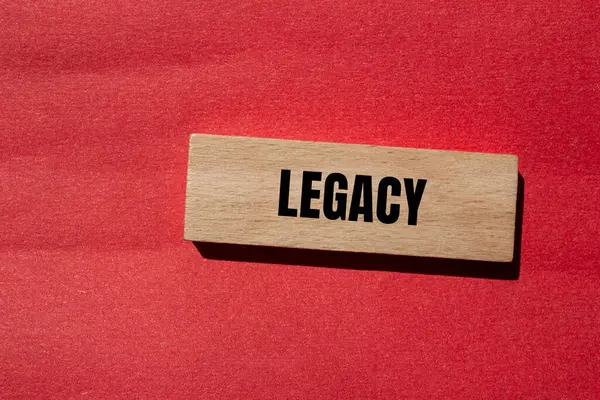 Legacy Wort Auf Holzblock Mit Rotem Hintergrund Geschrieben Begriffliches Vermächtnis Stockbild
