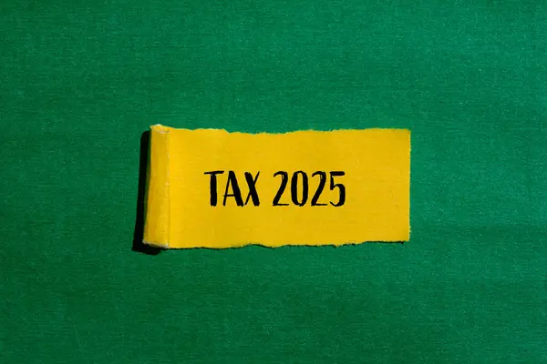 Tax 2025 Woorden Geschreven Gescheurd Geel Papier Met Groene Achtergrond Stockafbeelding