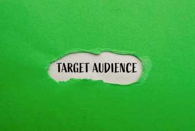 Gri arkaplanlı, yırtık yeşil kağıda yazılmış hedef kitle kelimeleri. Kavramsal hedef kitle sembolü. Boşluğu kopyala.