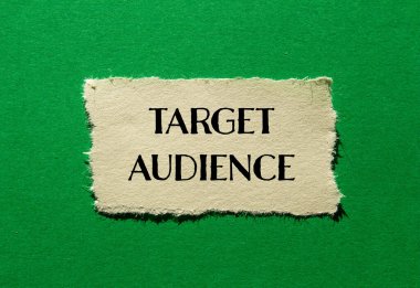 Yeşil arka planlı yırtık kağıda yazılmış hedef kitle kelimeleri. Kavramsal hedef kitle sembolü. Boşluğu kopyala.