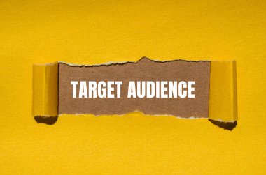 Kahverengi arka planlı sarı kağıda yazılmış hedef kitle kelimeleri. Kavramsal hedef kitle sembolü. Boşluğu kopyala.