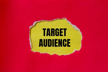 Sarı arkaplanlı kırmızı kağıda yazılmış hedef kitle kelimeleri. Kavramsal hedef kitle sembolü. Boşluğu kopyala.