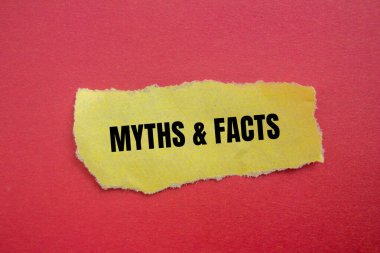 Kırmızılı sarı kağıda yazılmış efsaneler ve gerçekler. Kavramsal mitler ve gerçekler sembolü. Boşluğu kopyala.