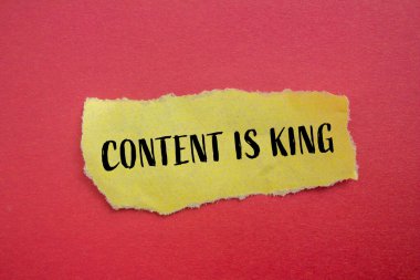 İçerik, kırmızı arkaplanlı yırtık sarı kağıda yazılmış kral kelimeleridir. Kavramsal içerik kral sembolüdür. Boşluğu kopyala.