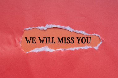 Turuncu arka planda yırtık kağıda yazılmış kelimeleri özleyeceğiz. Kavramsal olarak senin sembolünü özleyeceğiz. Boşluğu kopyala.