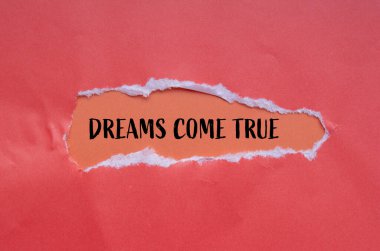 Rüyalar, turuncu arkaplanlı yırtık kağıda yazılmış gerçek sözlerdir. Kavramsal hayaller gerçek olur. Boşluğu kopyala.