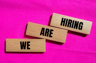 Ahşap bloklara pembe arka planlı kelimeler yazıyoruz. Kavramsal olarak sembol kiralıyoruz. Boşluğu kopyala.