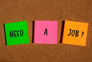 İşe ihtiyacın var mı? Kahverengi arkaplanlı renkli kağıtlara yazılmış. Kavramsal bir iş sembolüne ihtiyacım var. Boşluğu kopyala.