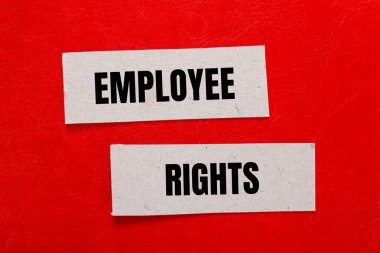 Kırmızı arkaplanlı kağıt parçalarına yazılan çalışan hakları kelimeleri. Kavramsal çalışan hakları sembolü. Boşluğu kopyala.