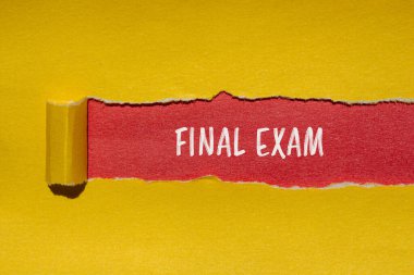 Kırmızılı sarı kağıda yazılmış son sınav kelimeleri. Kavramsal nihai sınav sembolü. Boşluğu kopyala.