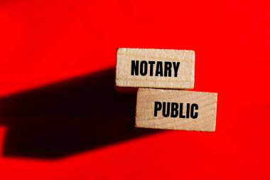 Ahşap bloklara kırmızı arkaplan ile yazılmış noter kelimeleri. Kavramsal noter sembolü. Boşluğu kopyala.