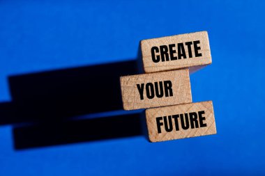 Mavi arkaplanlı tahta bloklara yazılmış gelecek sözcüklerinizi oluşturun. Kavramsal olarak gelecek sembolünü yarat. Boşluğu kopyala.