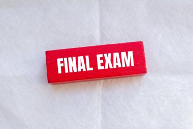 Kırmızı Wodoen bloğunda beyaz arka planda yazılmış son sınav kelimeleri. Kavramsal nihai sınav sembolü. Boşluğu kopyala.