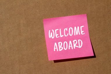 Karton kapaklı pembe kağıda yazılmış mesaja hoş geldiniz. Kavramsal hoş geldin sembolü. Boşluğu kopyala.