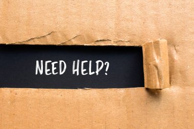 Siyah arkaplanlı yırtık karton kağıda yazılmış soru mesajına ihtiyacım var. Kavramsal yardım soru sembolü. Boşluğu kopyala.