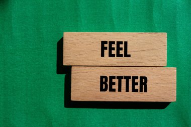 Yeşil arka planlı tahta bloklara yazılmış daha iyi mesajlar hisset. Kavramsal olarak daha iyi hissediyorum. Boşluğu kopyala.