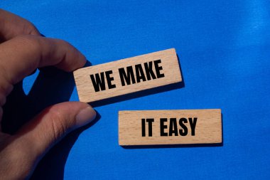 Ahşap bloklara mavi arka planlı kolay bir mesaj yazacağız. Kavramsal olarak bunu kolay bir sembol haline getiririz. Boşluğu kopyala.