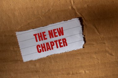 Yırtık beyaz kağıt parçasına karton kaplamalı yeni bölüm mesajı. Yeni bölüm sembolü kavramsal. Boşluğu kopyala.