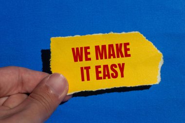 Yırtık sarı kağıdın üzerine mavi arka planlı kolay bir mesaj yazacağız. Kavramsal olarak bunu kolay bir sembol haline getiririz. Boşluğu kopyala.