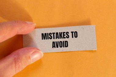 Turuncu arka planda yırtık kağıt parçasına yazılmış mesajlardan kaçınmak için yapılan hatalar. Sembolden kaçınmak için kavramsal hatalar. Boşluğu kopyala.