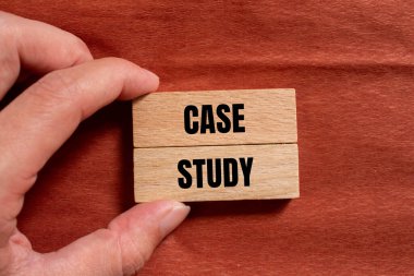 Tahta bloklara kahverengi arkaplan ile yazılmış vaka çalışması mesajı. Kavramsal vaka çalışma sembolü. Boşluğu kopyala.