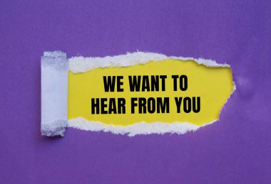 Sarı arkaplanlı yırtık mor kağıda yazılmış mesajınızı duymak istiyoruz. Senden duymak istediğimiz kavramsal bir sembol. Boşluğu kopyala.