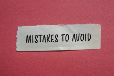 Kırmızı arkaplanlı yırtık kağıda yazılmış mesajlardan kaçınmak için yapılan hatalar. Sembolden kaçınmak için kavramsal hatalar. Boşluğu kopyala.