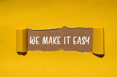 Kahverengi arkaplanlı yırtık sarı kağıda yazmayı kolaylaştırırız. Kavramsal olarak bunu kolay bir sembol haline getiririz. Boşluğu kopyala.